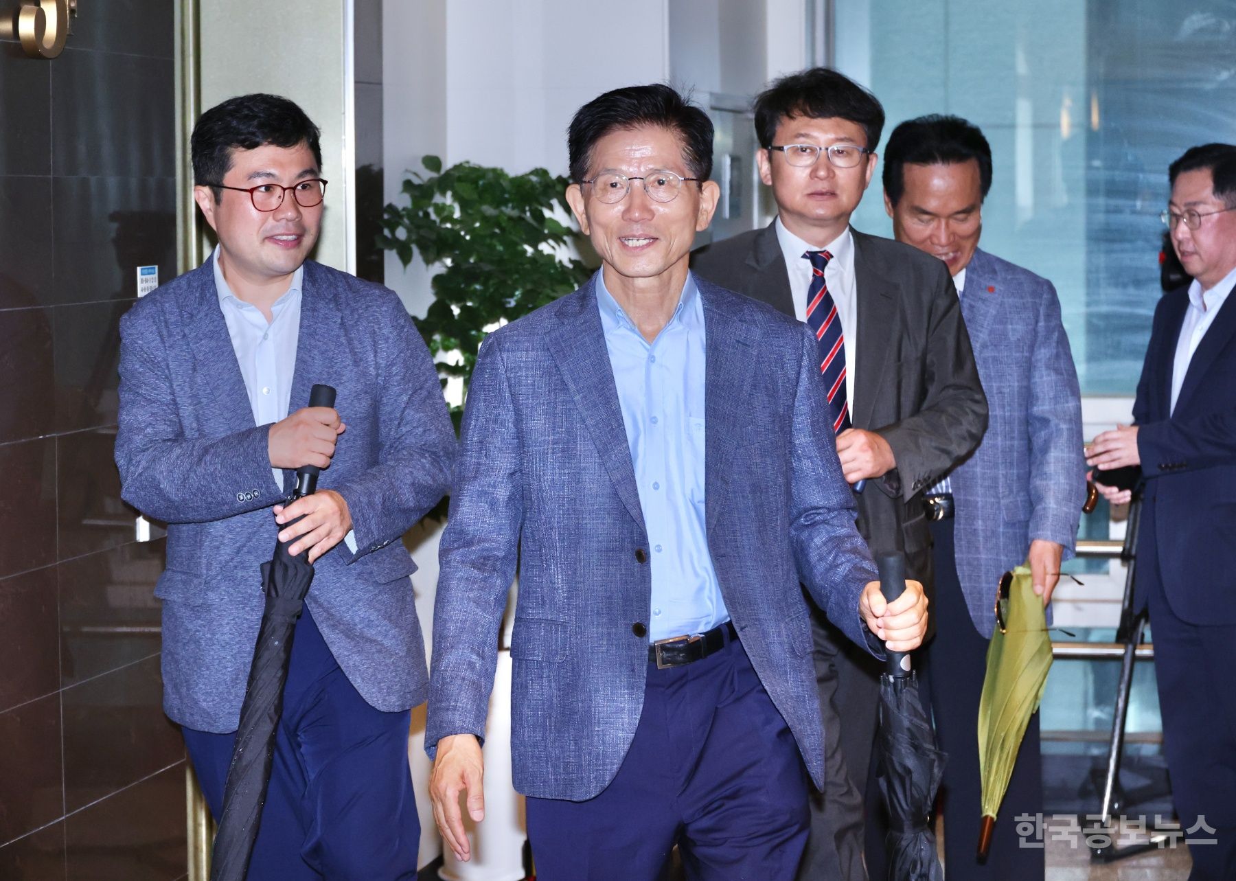 김문수, 전직 의원들과 오찬 "당과 나라 위기…국민의힘 단합해야" 기사 사진
