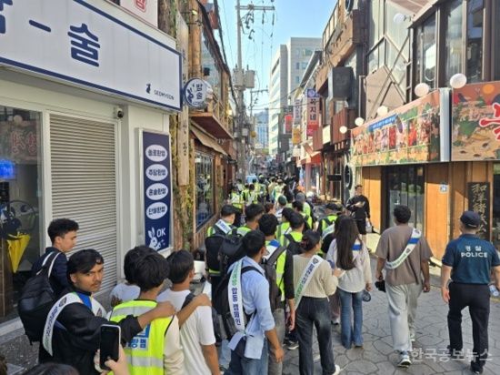 부산진경찰서, ‘동의과학대 자율방범대·동의대 외국인 순찰대’ 합동캠페인 실시 기사 사진
