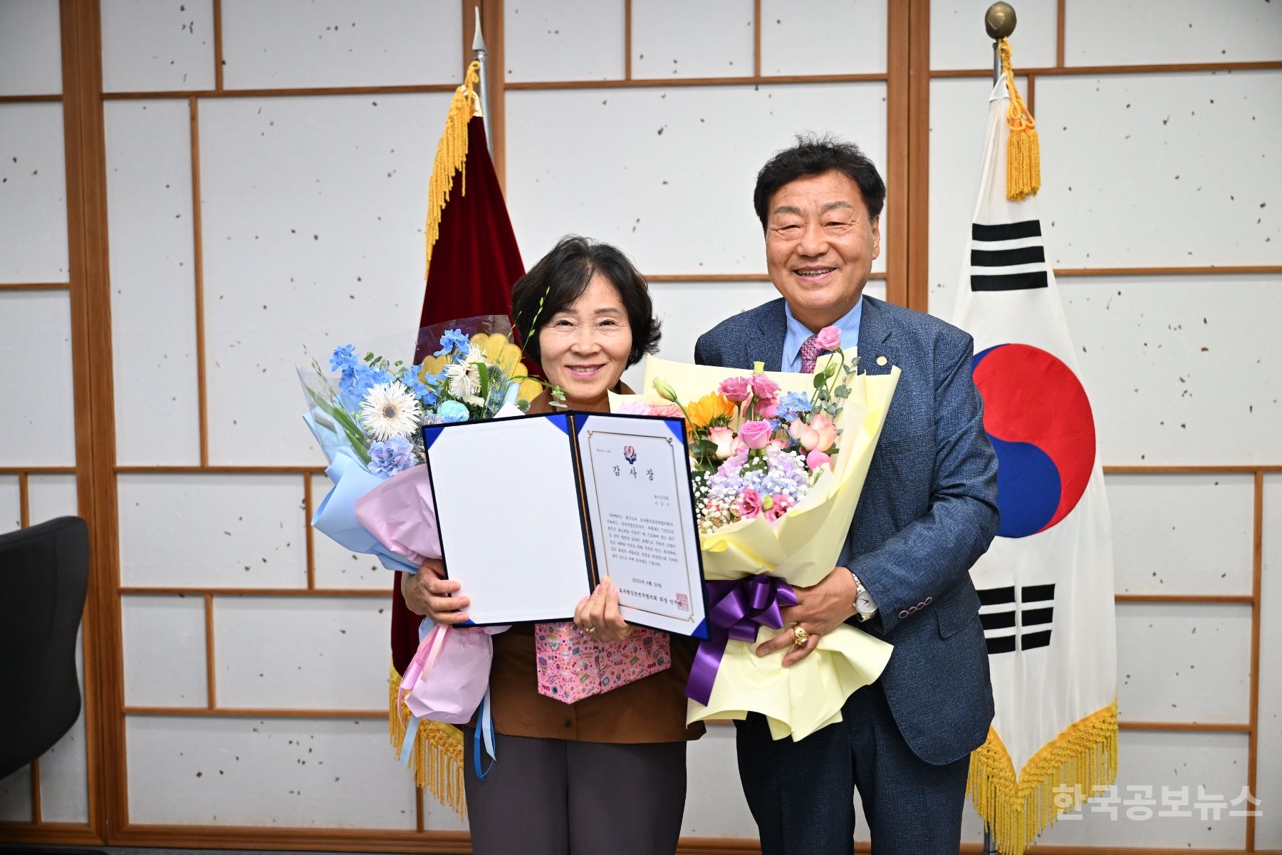 이순덕 운영위원장, ‘2025년 효도대상 및 어르신 위안 행사’서 감사패 수상 기사 사진