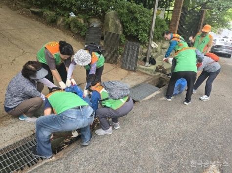 해운대구, 민·관 합동 빗물받이 대대적 정비로 장마철 침수 예방 나서 기사 사진