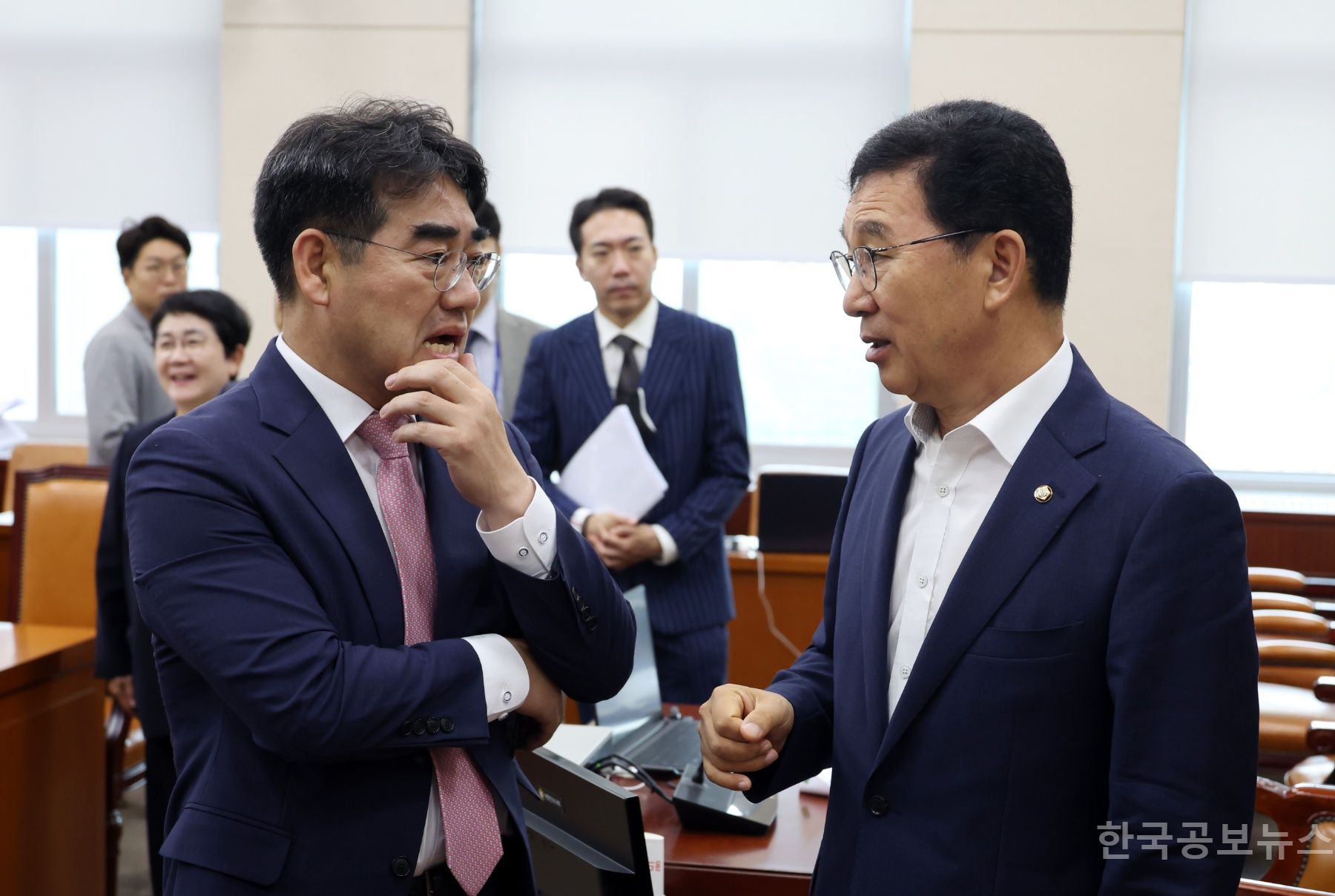 국회 행안위 소위, '13조 소비쿠폰' 추경안 여야 합의 통과 "전액 국비로" 기사 사진