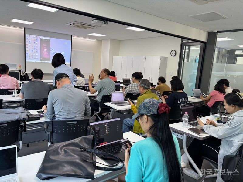 강북구, 동 평생학습센터 ‘ChatGPT와 함께하는 자서전 쓰기’ 프로그램 운영 기사 사진