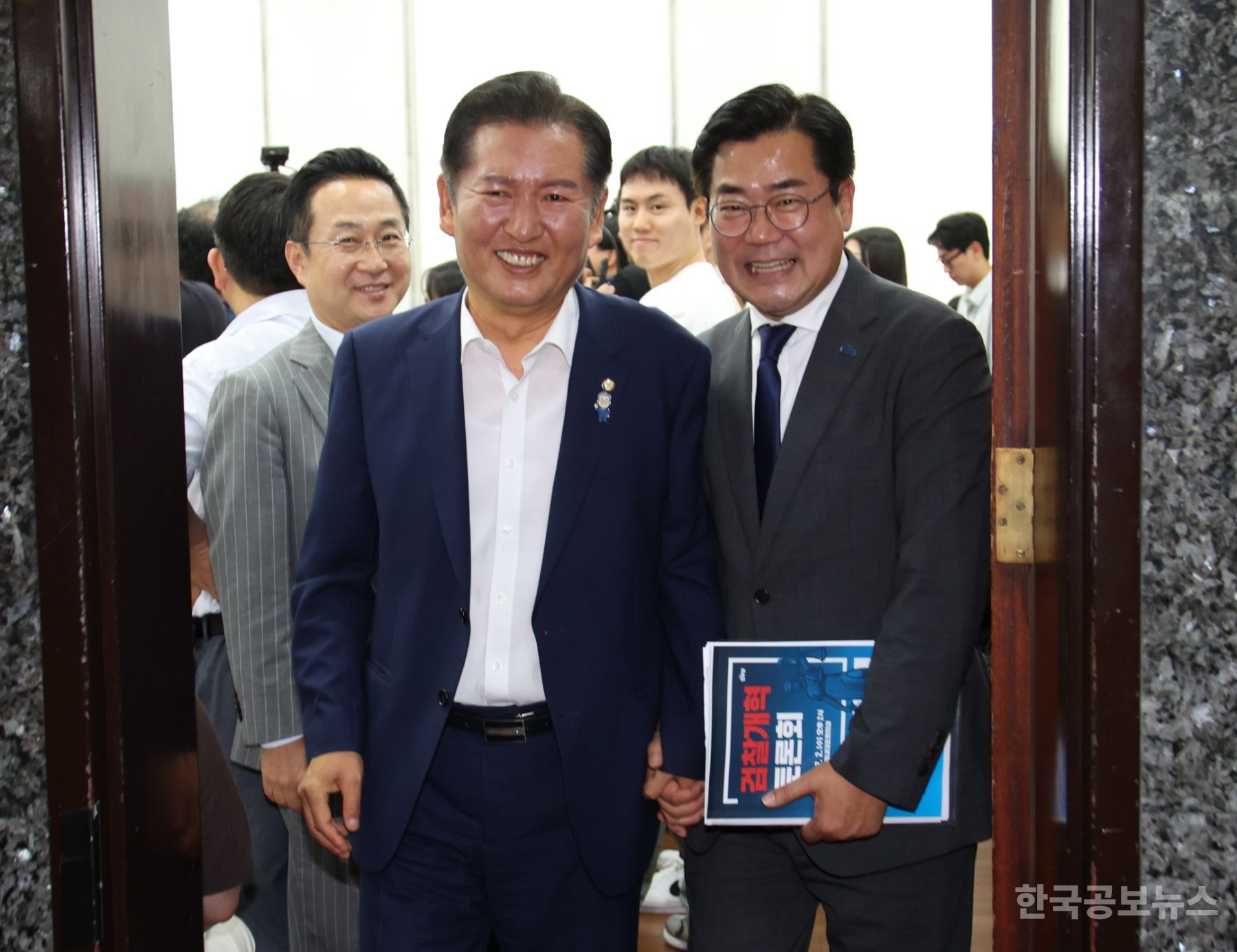 민주당 당권 도전 박찬대 "검찰 개혁 이번엔 끝을 봐야" 정청래 "개혁, 전광석화처럼 해치워야"  기사 사진