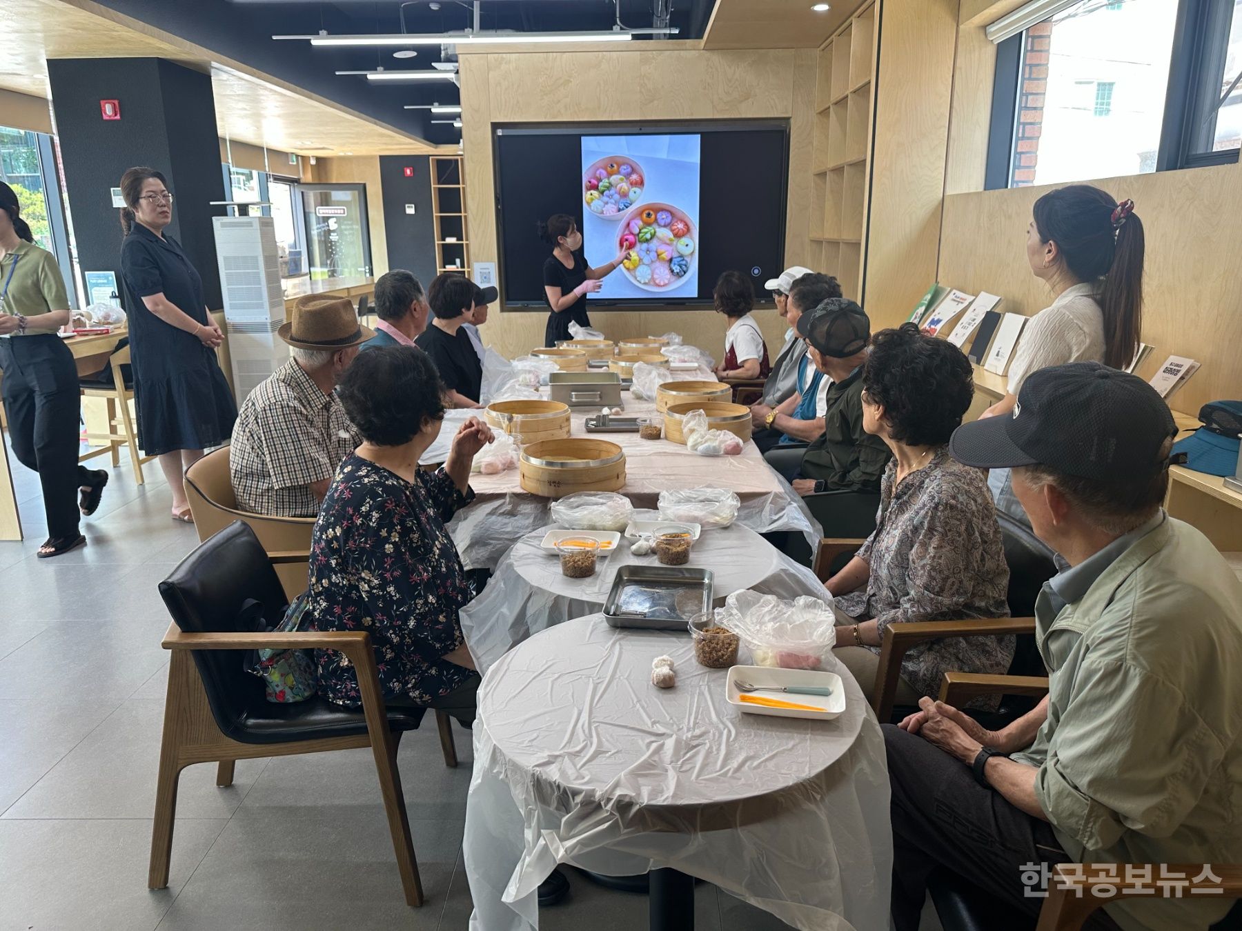 울산 동구 도시재생센터 치매환자와 가족들을 위한 D-CAFE 운영 기사 사진