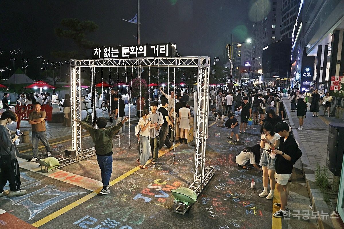 수영구 광안해변, 한여름 주말 밤‘차 없는 문화의 거리’운영 기사 사진