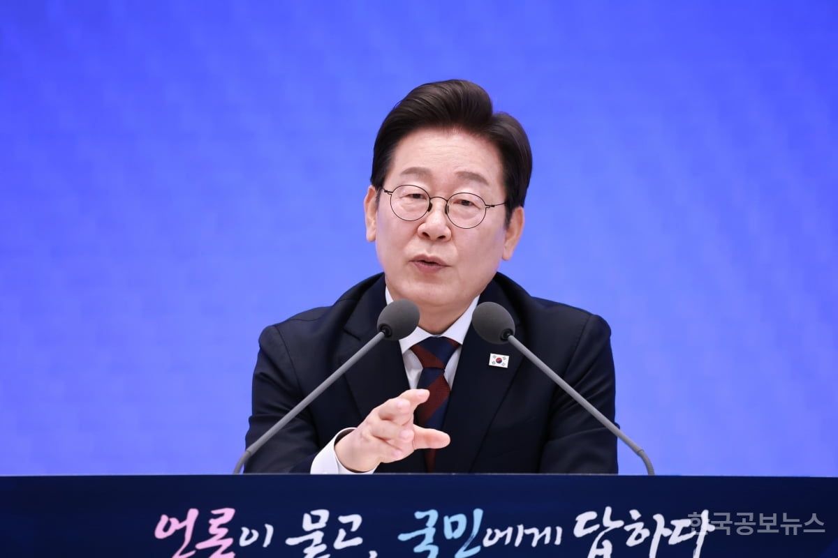 (종합) 李 대통령 "집값 억제 위해 남은 부동산 대책 많아…검찰개혁 추석 전까지 얼개 가능" 기사 사진