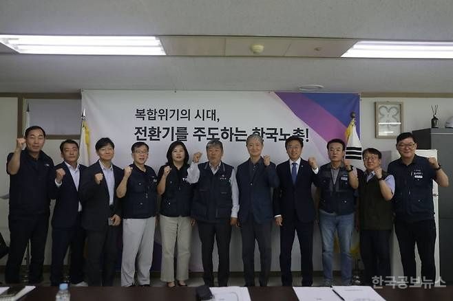 한국노총, 국정기획위에 '65세 정년연장' 법제화 요청 "연내 입법 약속한 사안"  기사 사진