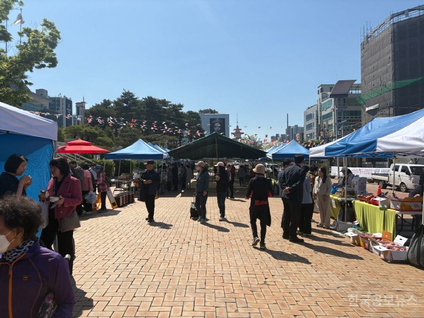 포항시, ‘영일만친구들 사랑장터’ 지역 우수 농산물 판매 촉진 순항 기사 사진