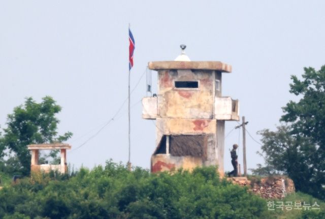 합참 "7월 3일 밤 군사분계선 넘어 귀순한 北 주민 1명 신병 확보" 기사 사진