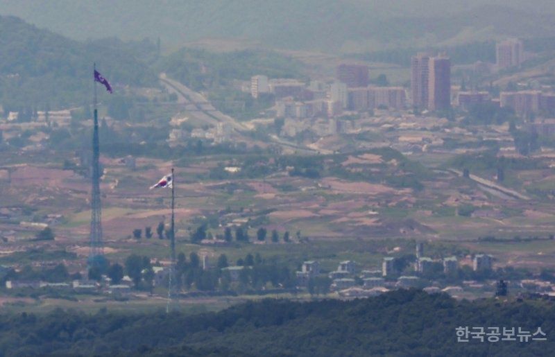 (종합) "대한민국 국군이다. 우리가 안내하겠다"…北 주민 1명 군사분계선 넘어 귀순  기사 사진