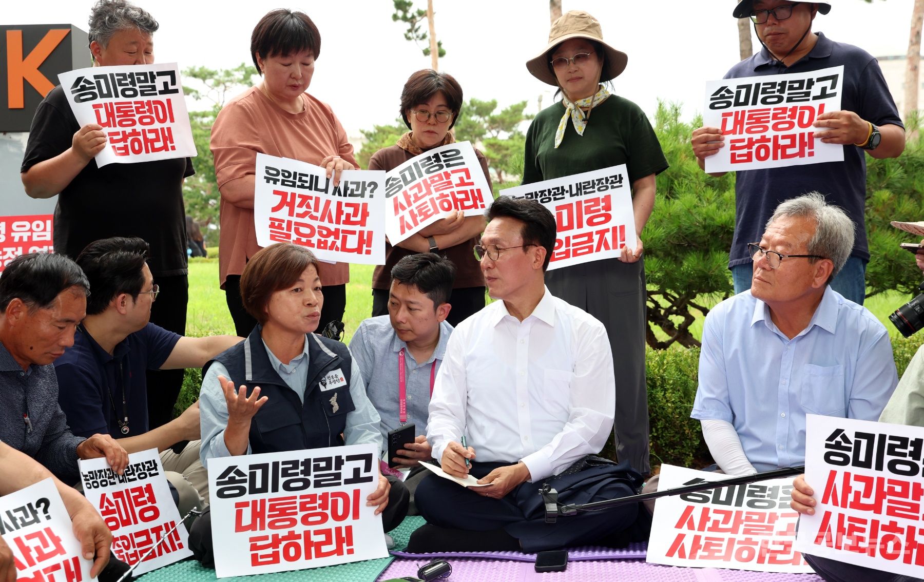 '송미령 농림부 장관 유임 반대' 항의 집회 현장 찾은 김민석 총리, 농민들과 마주 앉아 "농업4법 결국 될 것"  기사 사진