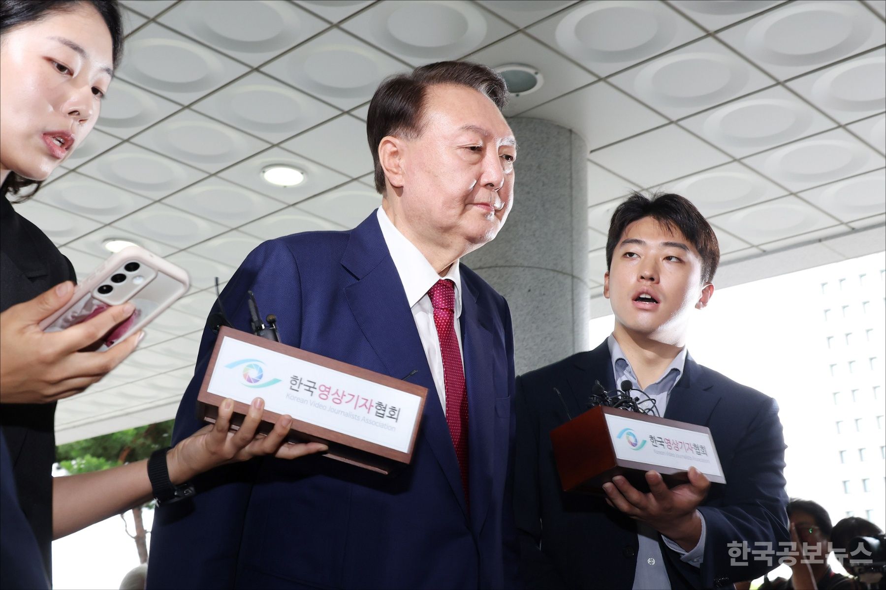 尹, 내란특검 2차 소환조사 출석…여전히 취재진 질문에 묵묵부답 기사 사진