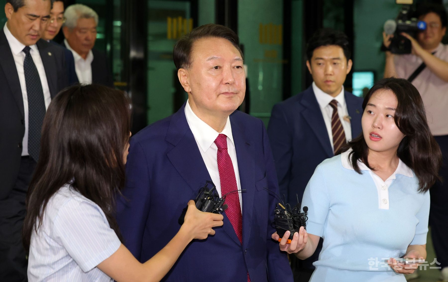 尹, 내란 특검 2차 조사 15시간 만 귀가…尹측 "3차 소환 얘기 없어" 기사 사진