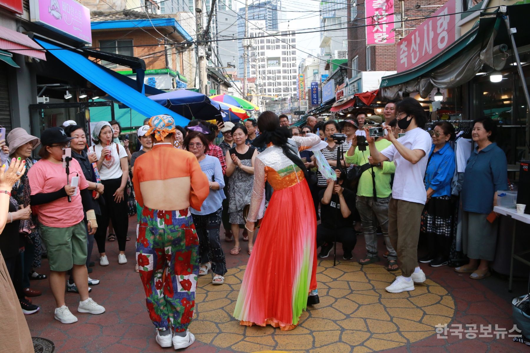용산구 김만규 기자, "용문시장 상인회 자신 있으면 기자도 고발해보라?"…묵직한 의혹 앞에 여론 싸늘 기사 사진