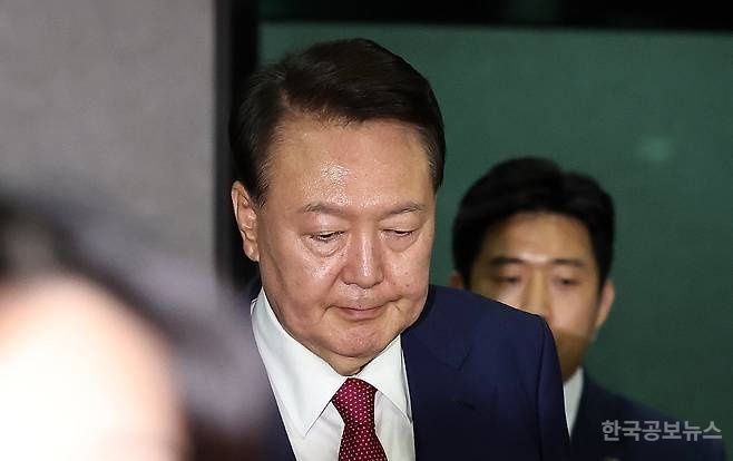 尹측, 내란 특검 구속영장 청구에 "무리한 구속영장…범죄 성립할 수 없어" 기사 사진