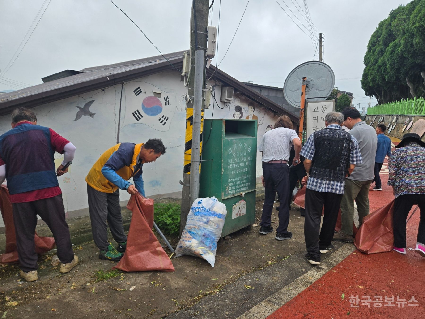 교동면 이장단,대룡시장 주변 도로 및 주차장에서 환경정화 기사 사진