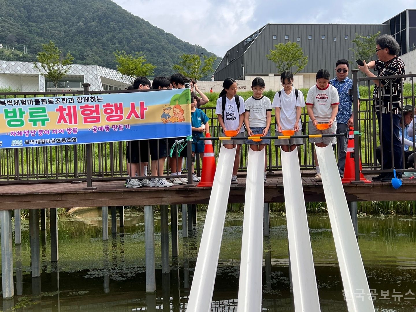 단양군, 단양초·단천초 학생 대상 붕어 치어 방류 및 자원재활용 공예 체험행사 실시  기사 사진