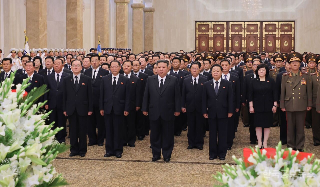 北 김정은, '김일성 31주기' 금수산태양궁전 참배 기사 사진