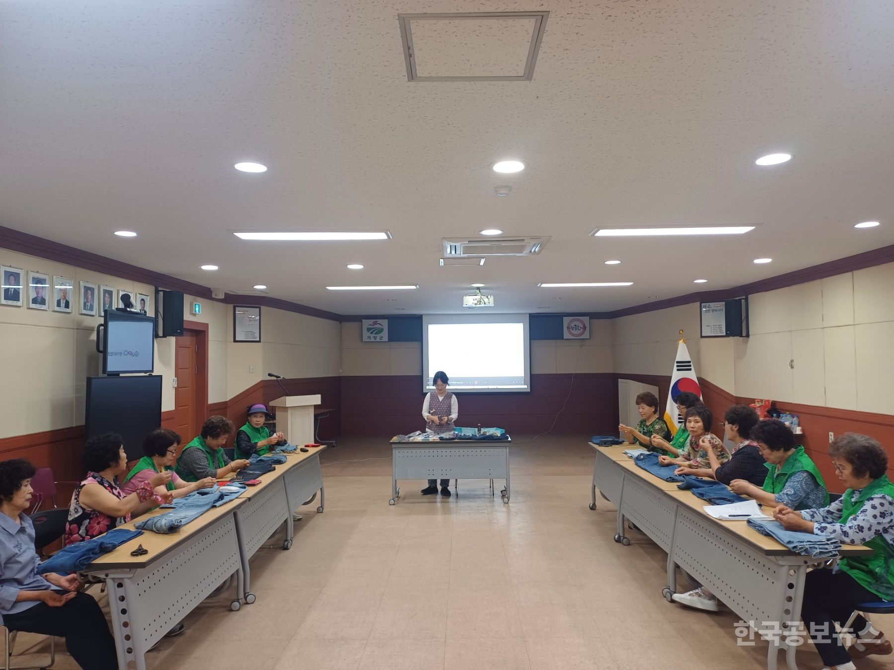 남상면 새마을협의회·부녀회, 청바지 재활용 가방 만들기 기사 사진