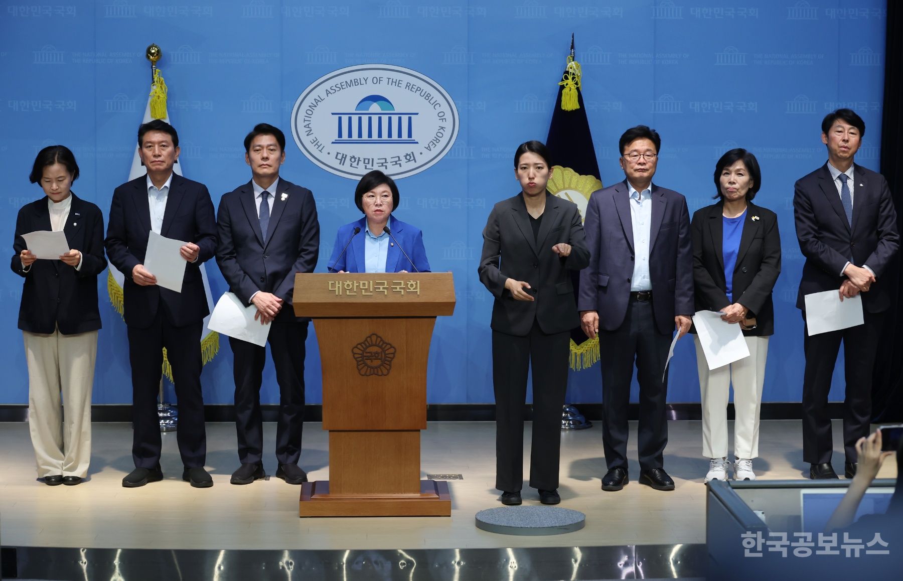민주·조국혁신당 과방위원 "이진숙 방통위원장, 정치적 중립 위반. 즉각 사퇴해야" 기사 사진