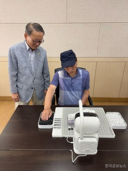 ㈜NHN, 노인들 위한 ‘AI 바둑 로봇 바둑이’ 기부 기사 사진