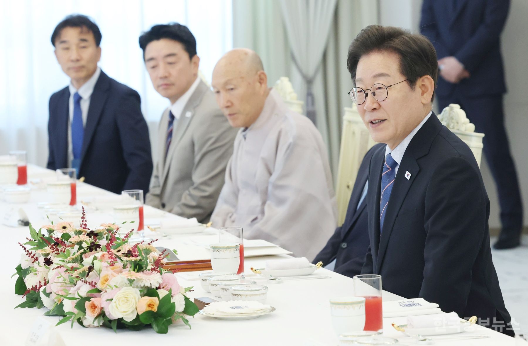 이재명 대통령, 7대 종교 지도자 초청 오찬 "국민 통합 가르침 청해 들어" 기사 사진