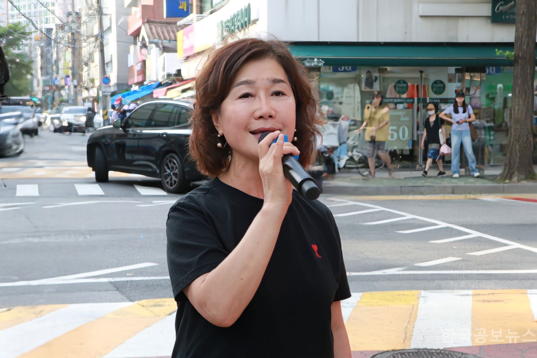 용산구, 숨은 명가수…도련님 한 곡으로 들썩인 용문시장  기사 사진