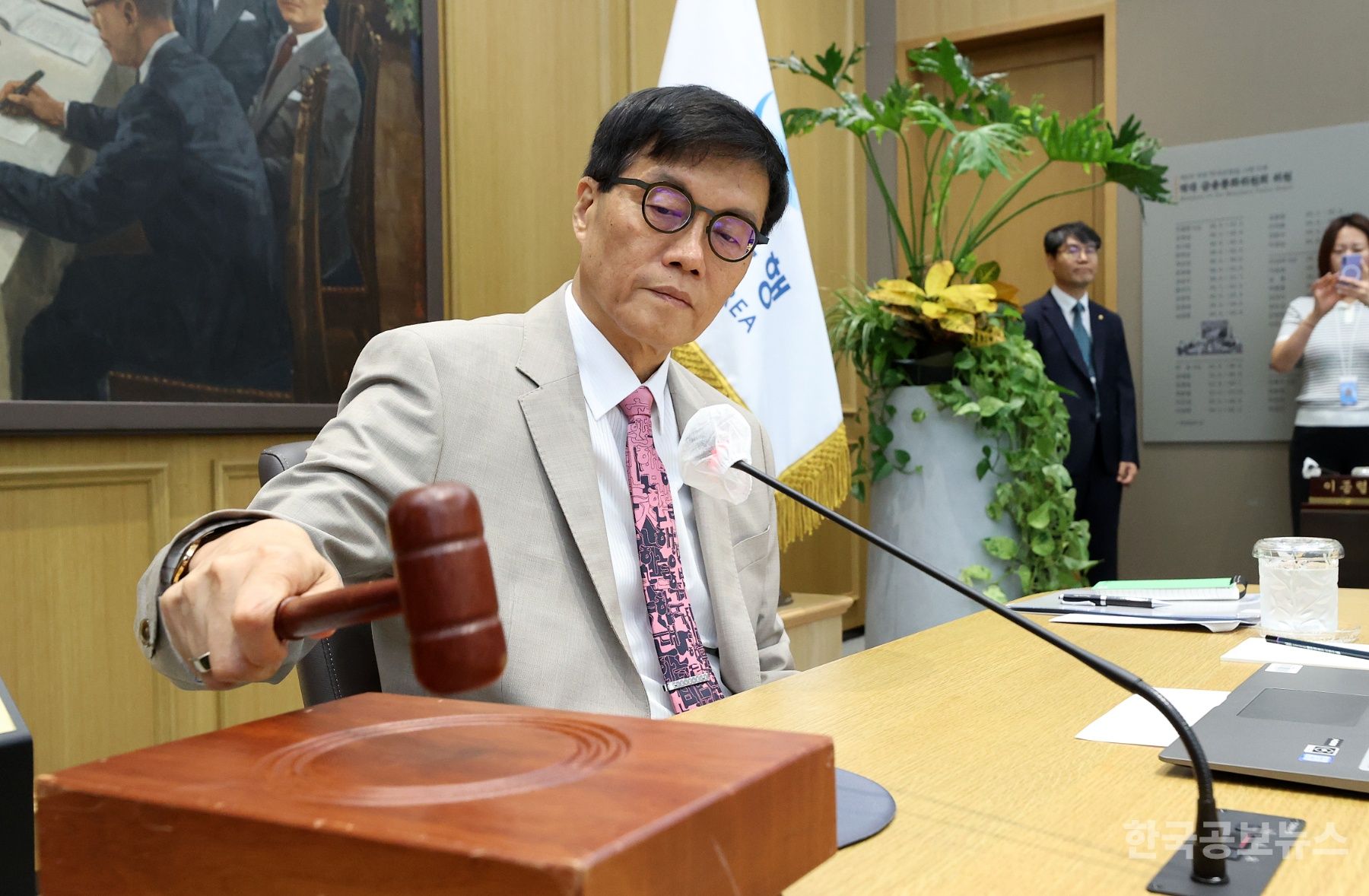한국은행, 기준금리 2.50% 동결 "부동산 불안·가계부채 급등세 영향" 기사 사진