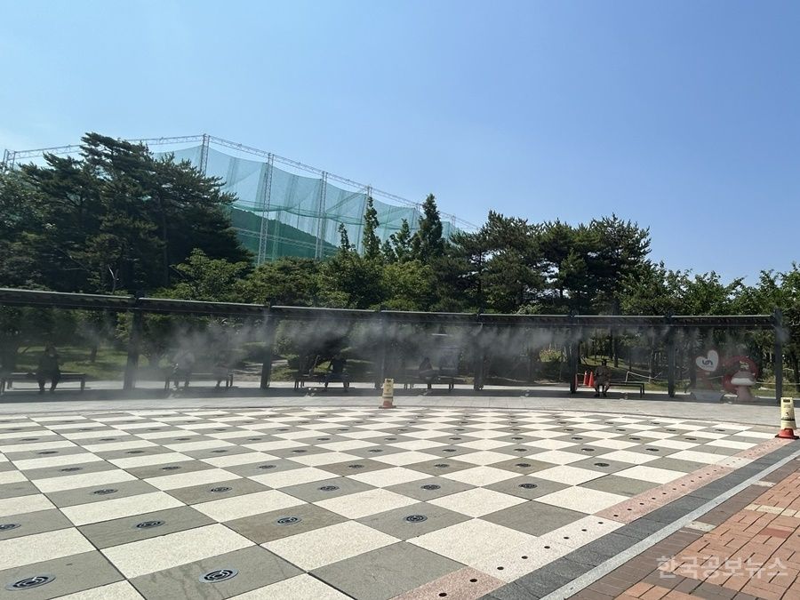부산 남구, 평화공원에 '쿨링포그' 설치… 한여름 더위 식혀줄 '공원 에어컨' 가동! 기사 사진