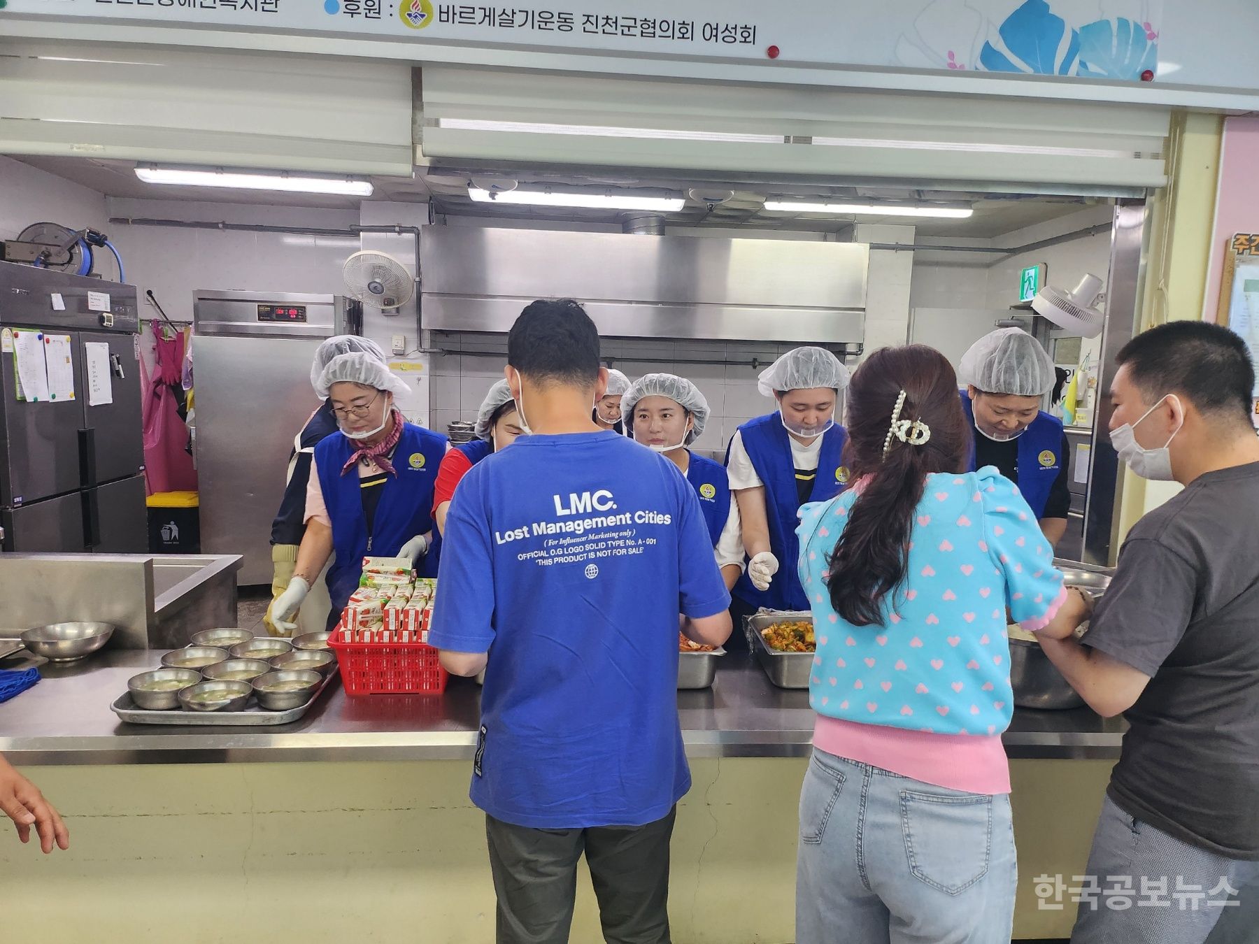 바르게살기운동진천군협의회 여성회, 장애인복지관 급식 봉사 실시 기사 사진