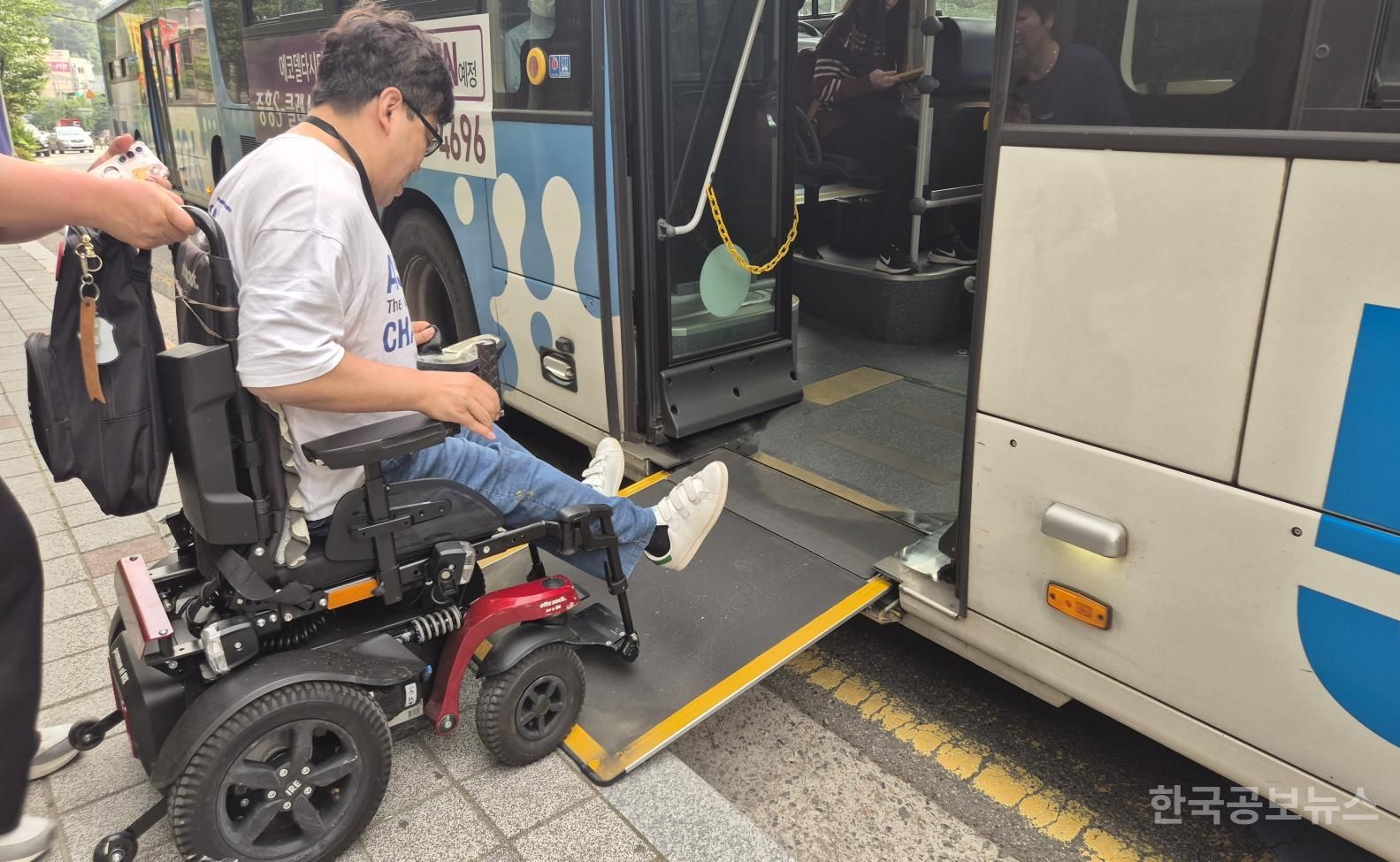 부산시, 휠체어 이용 장애인 저상버스 탑승 여건 개선 추진 기사 사진