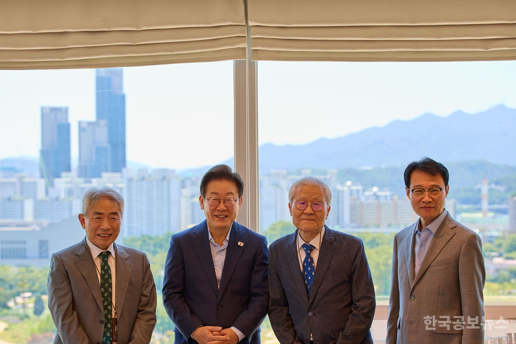 李 대통령, 조갑제·정규재 초청 오찬  "수도권 집중으론 답 없어…기업하기 좋은 지방 만들 것" 기사 사진