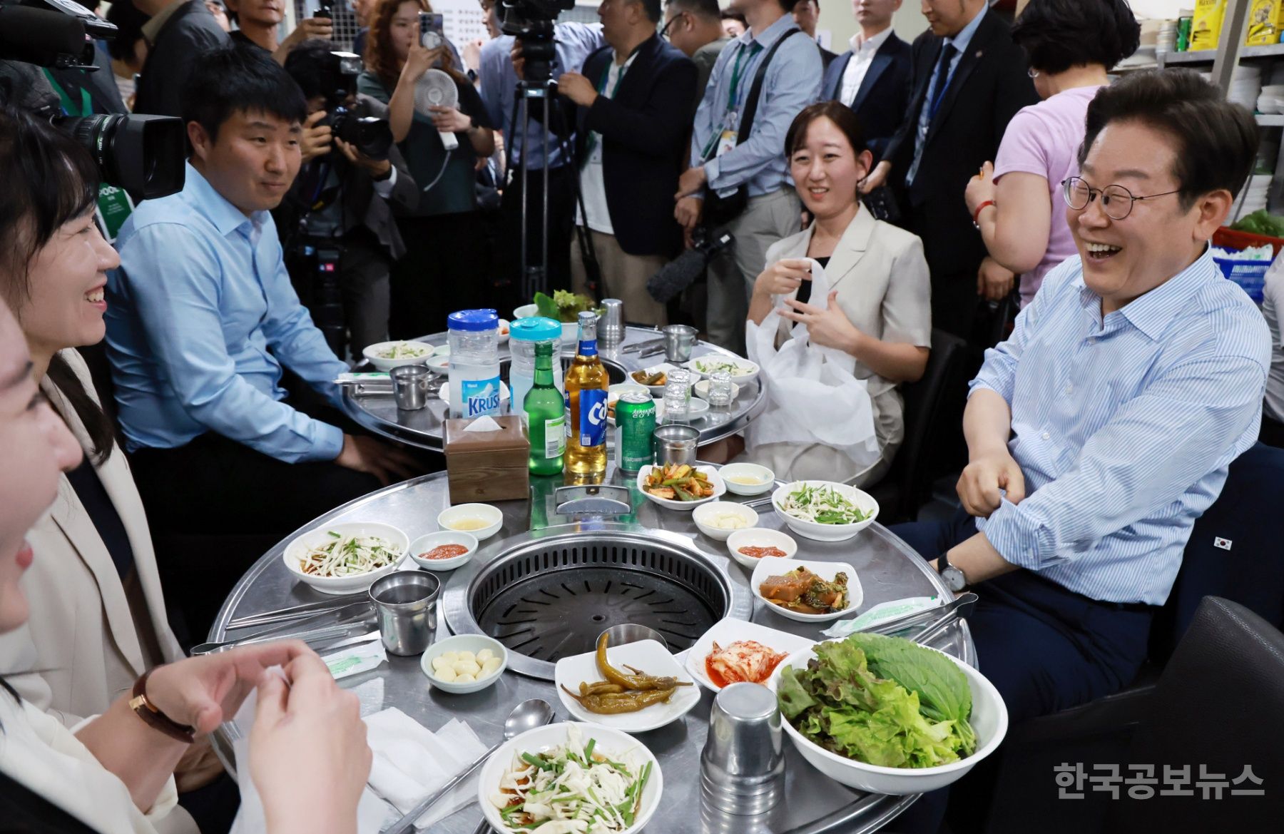 이재명 대통령, 종로 식당서 저녁식사 "골목이 살아야 경제가 살아" 기사 사진