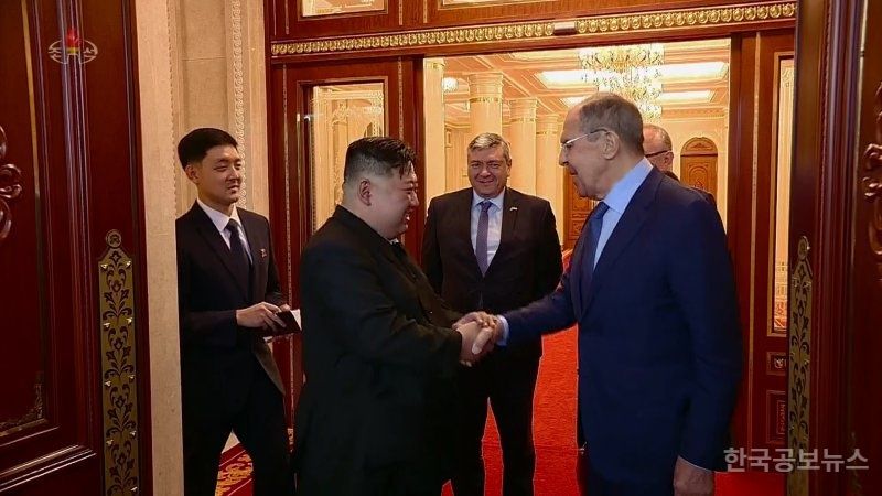 '방북' 러시아 외무장관, 北 김정은 만나 "푸틴, 가까운 시일 내 접촉 희망" 기사 사진