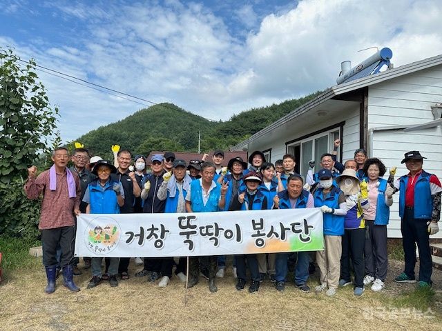 거창뚝딱이봉사단, 가북면 송정마을에서 주거환경 개선 봉사활동 펼쳐 기사 사진