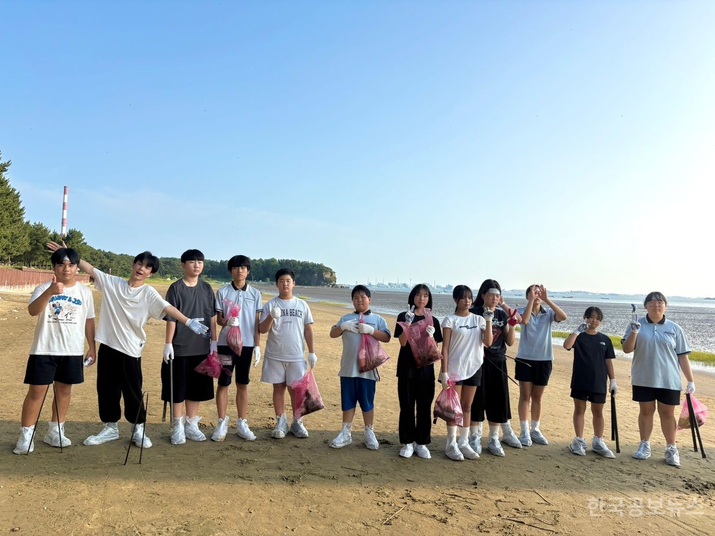 서천문화원과 연계한 서천 국가유산 지킴이 갯벌 정화활동 진행 기사 사진