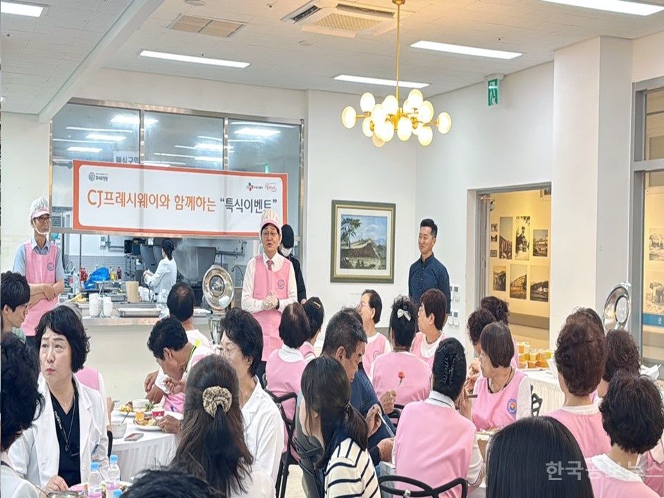박용철 강화군수, 호세요양원서 특식봉사활동 기사 사진