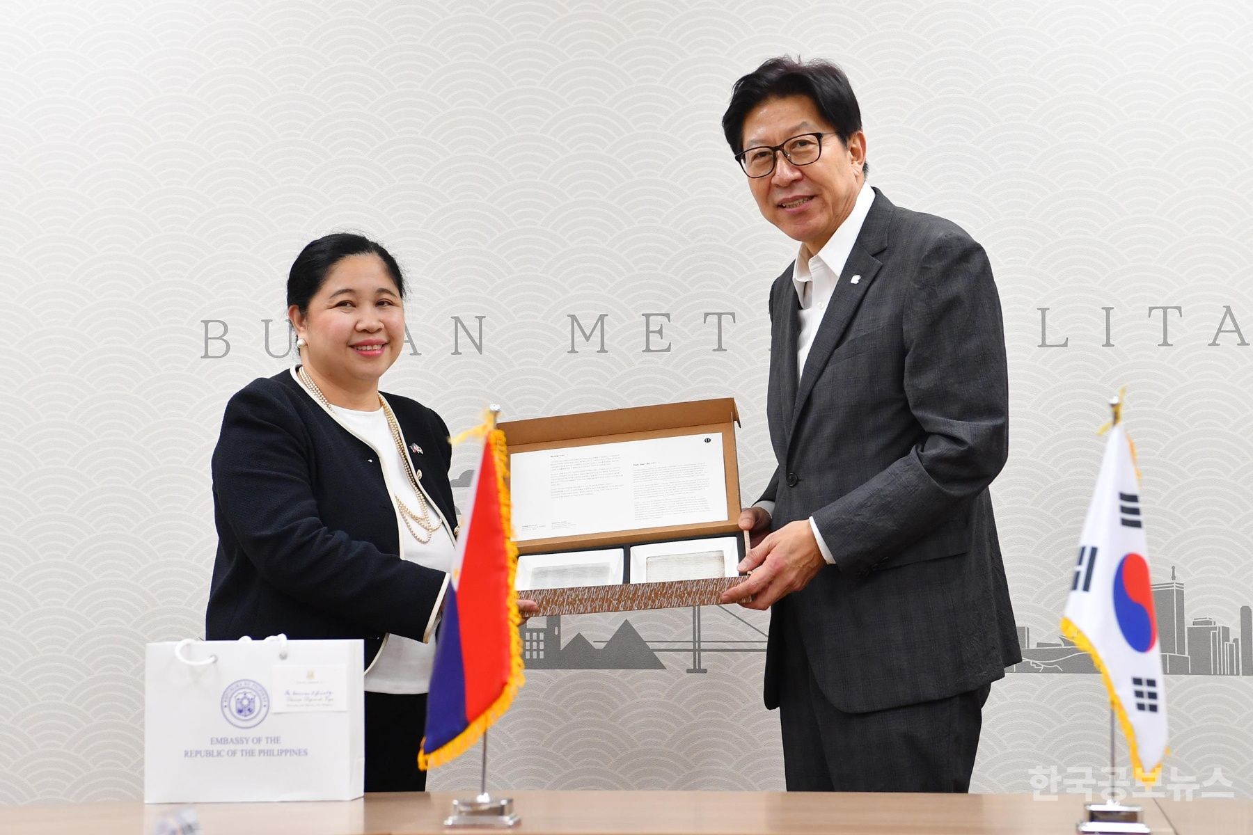 박형준 부산시장, 주한 필리핀대사와 바쿠르시장 접견...우호 협력 방안 논의 기사 사진