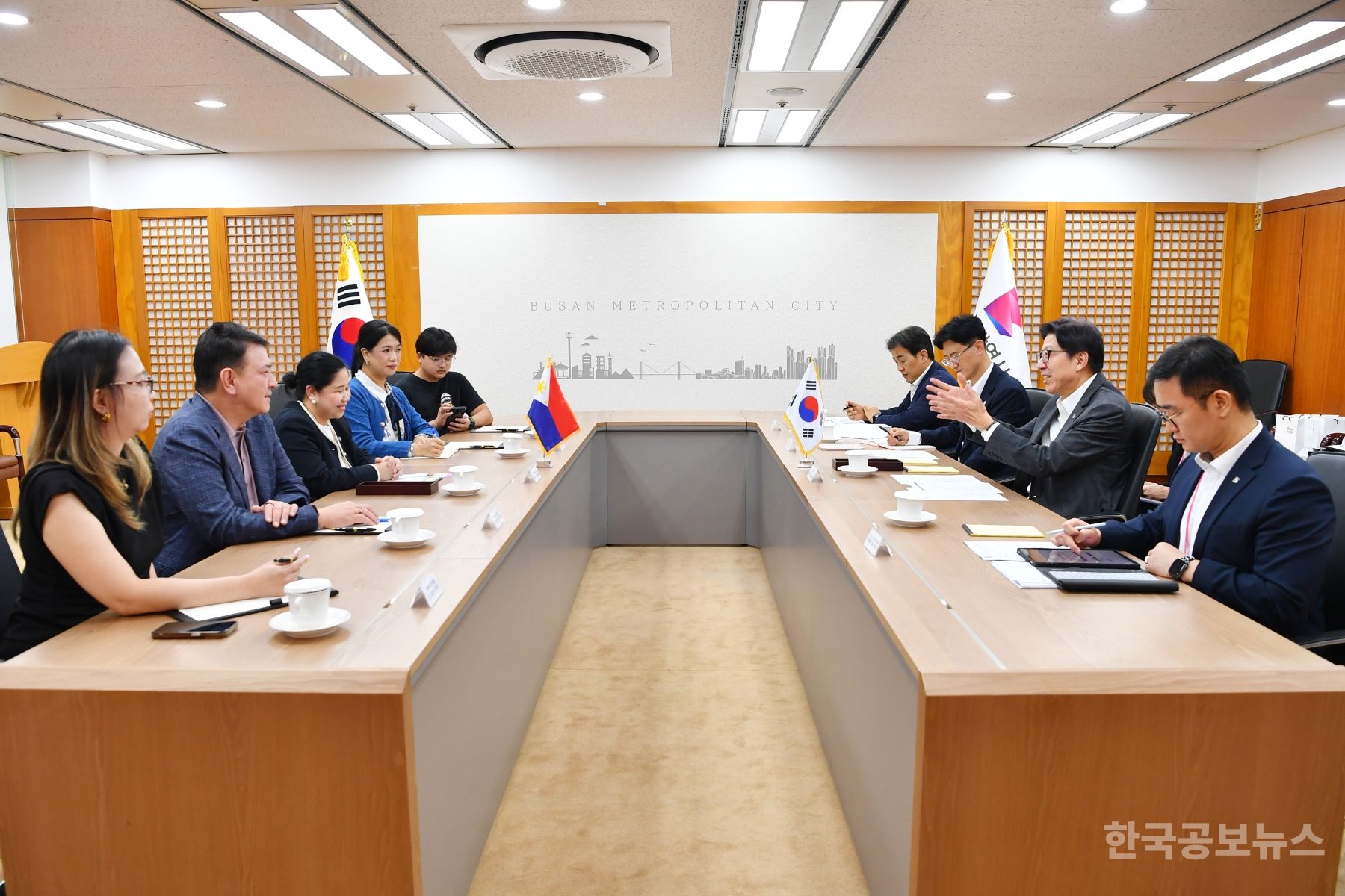 박형준 부산시장, 주한 필리핀대사와 바쿠르시장 접견...우호 협력 방안 논의 기사 사진
