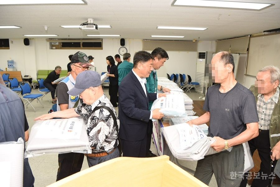 부산 남구, 폭염 취약계층에 냉감패드 지원으로 시원한 여름나기 선물 기사 사진