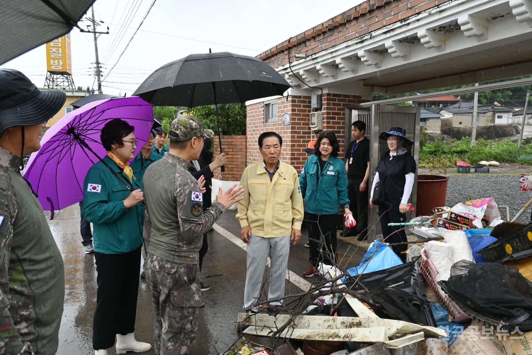창녕군, 집중 호우 피해 복구에 자원봉사 펼쳐 기사 사진