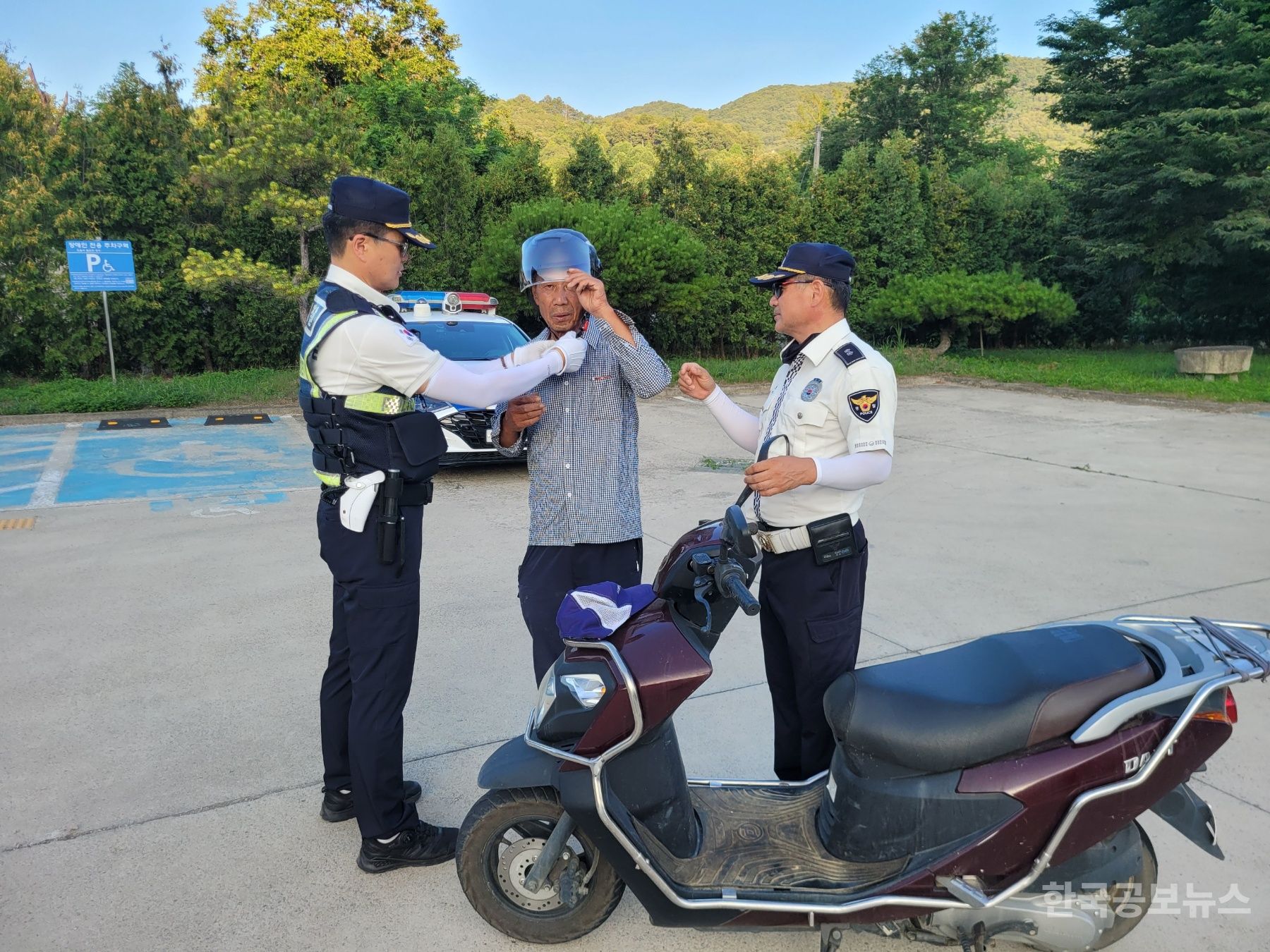 옥천경찰서, 이륜차 이용자 및 교통 약자 대상 안전모 배부 기사 사진
