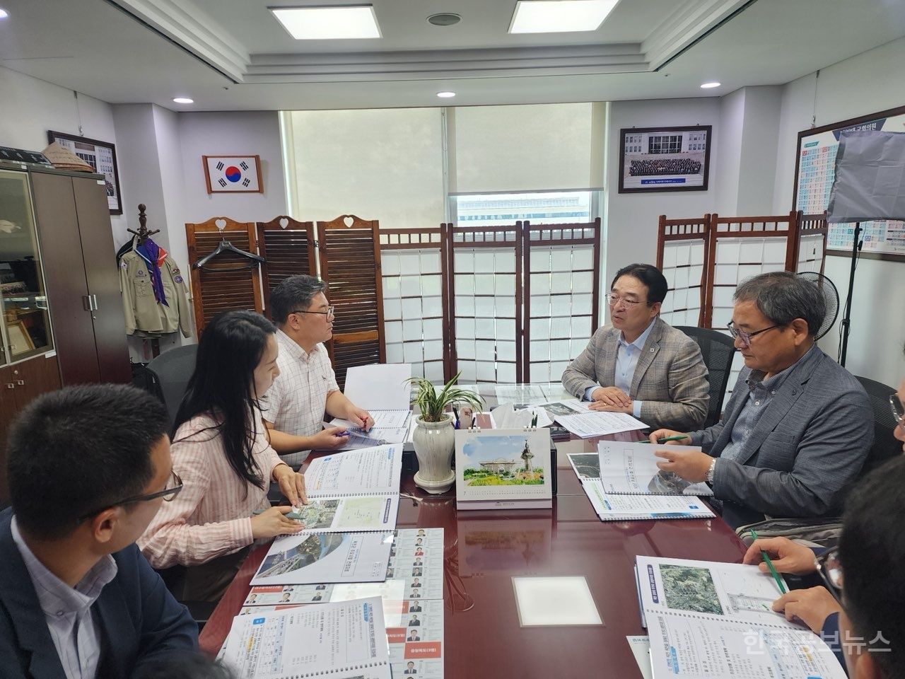 황규철 옥천군수, 2026년도 예산 확보를 위한 국회 방문 기사 사진