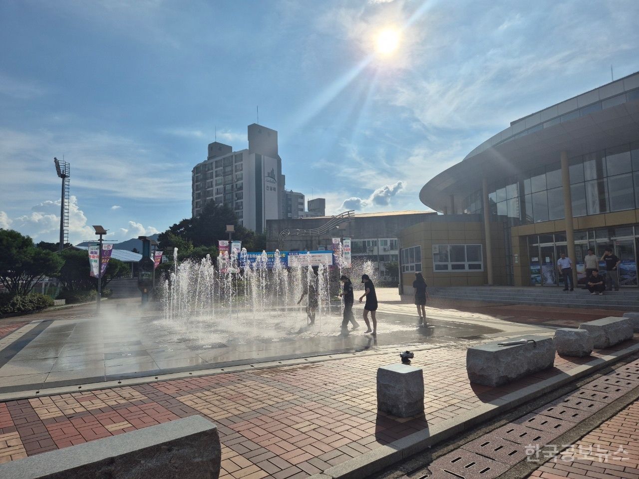 옥천문화예술회관 분수대 본격 가동 기사 사진