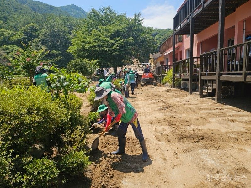 거창군새마을회, 산청군 차황면 수해 복구 현장에 구슬땀 흘려 기사 사진