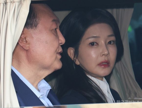 (종합) 김건희 특검팀, 尹부부 사저·코바나·컴투스홀딩스 압수수색 기사 사진