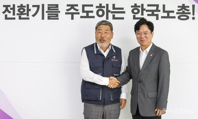 한국노총 찾은 김영훈 고용부 장관 "노란봉투법으로 '문자폭탄' 받아…입장 정돈하겠다" 기사 사진