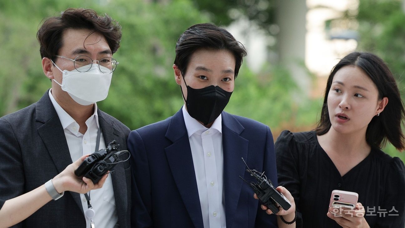 '김건희 최측근' 정지원 전 대통령실 행정관, 김건희 특검팀 출석 기사 사진