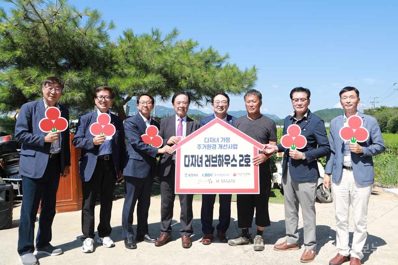 동이면, 다자녀 가정 주거 환경 개선 사업 현판식 개최 기사 사진