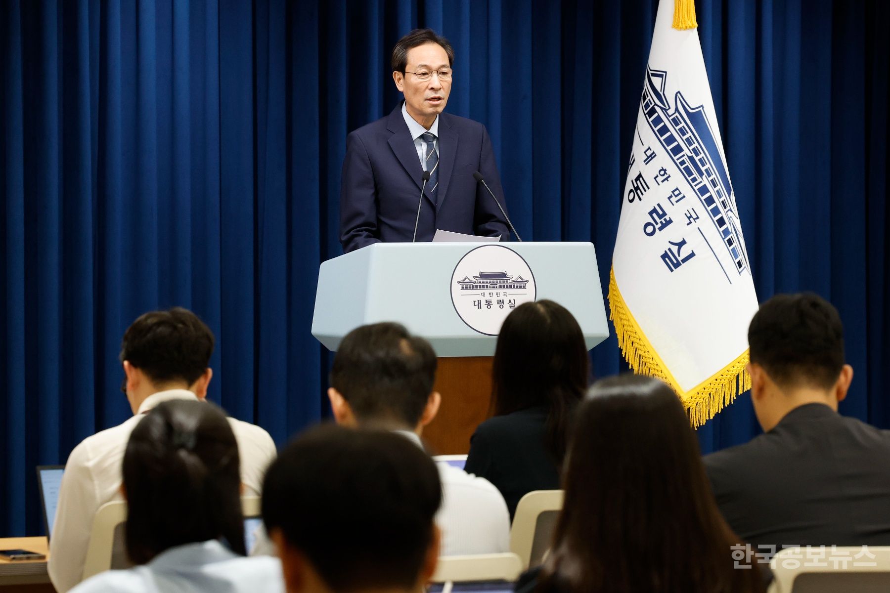 우상호 정무수석, 조국 사면론에 "정치인 사면 검토 시작 안해…민생사면은 구체적으로 준비" 기사 사진